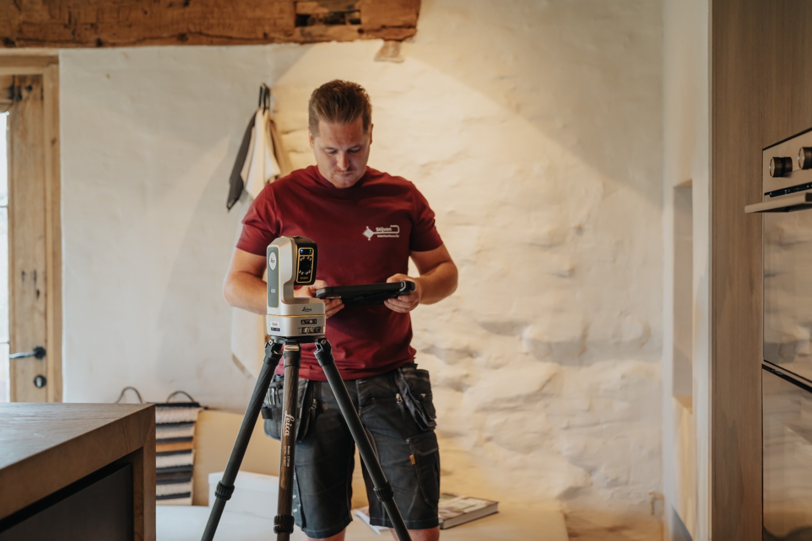 Jochen Stijven meet een verbouwde schuur op met de gerobotiseerde Leica iCON iCS50 bouwtool en bedieningstablet