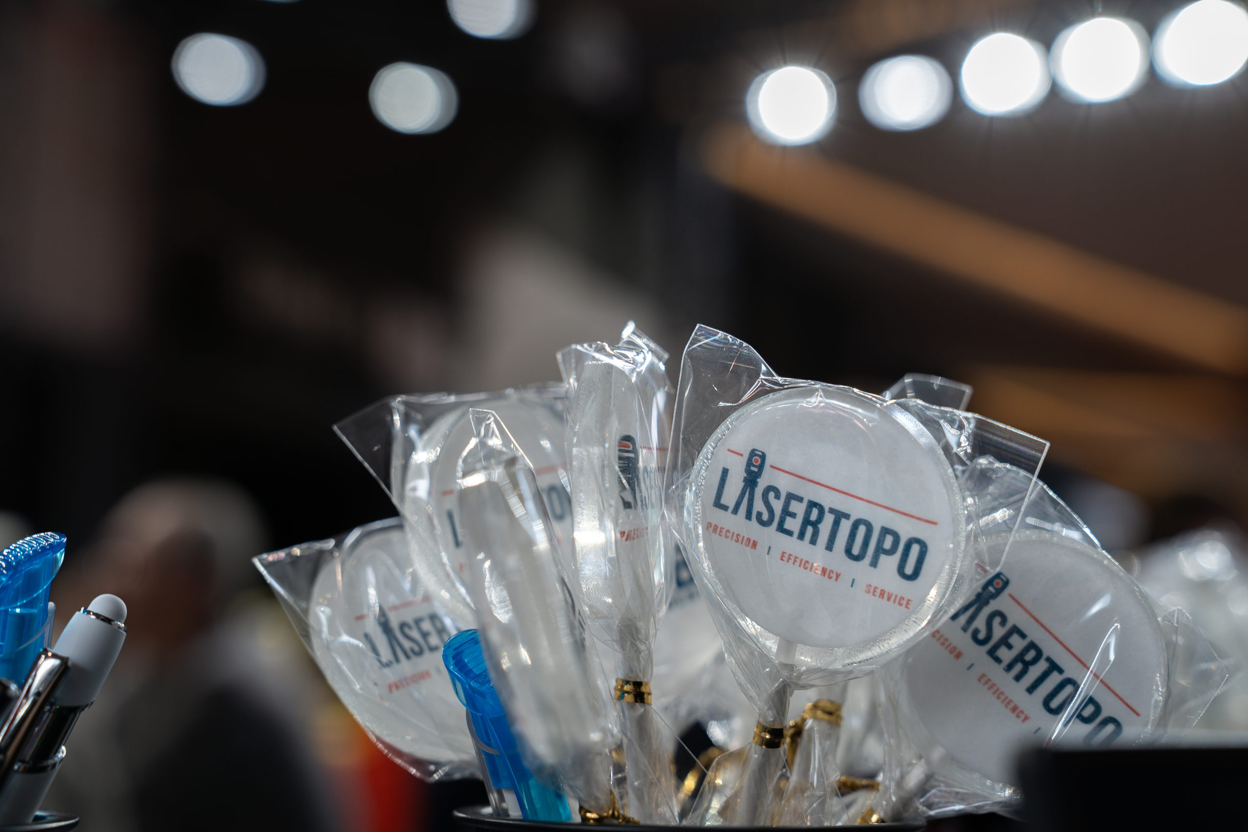 Lasertopo-gebrande lolly's op een beursstand