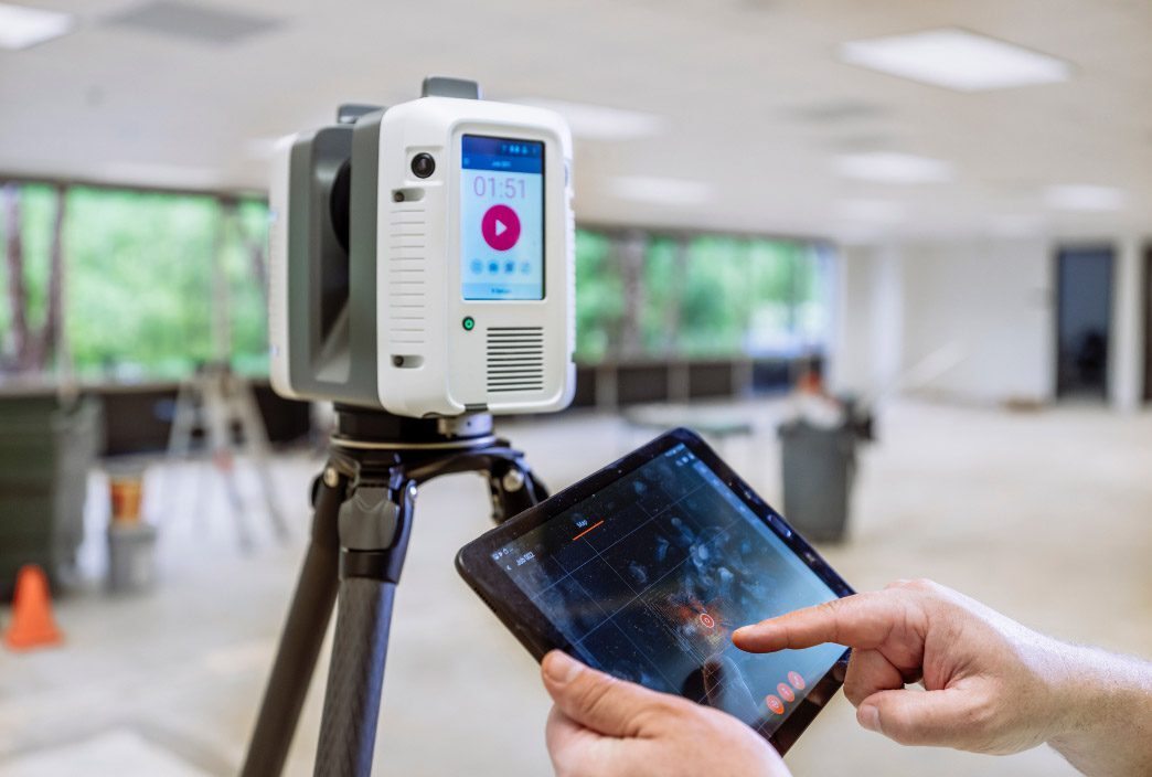 3D-laserscanner op statief in een gebouw, bediend via een tablet