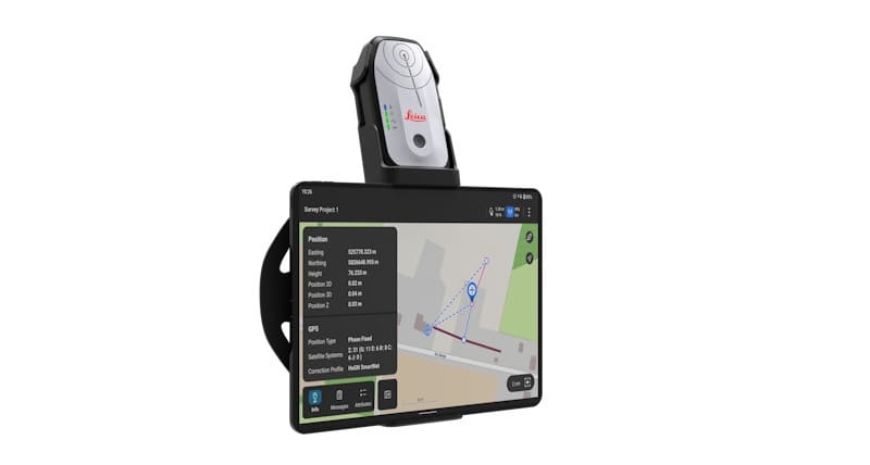 Antenne GNSS Leica Zeno FLX100 Plus Tilt sur support avec tablette affichant donnees de position et carte