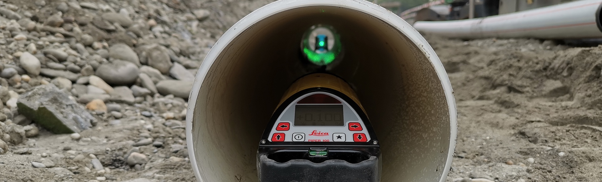 Laser de canalisation Leica Piper 100 en utilisation dans un tuyau avec faisceau laser vert visible dans le conduit