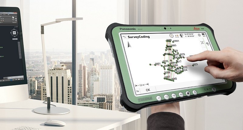 Main utilisant l'application SurveyCoding de Leica Captivate sur une tablette de terrain durcie