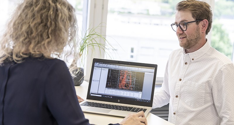 Deux collègues au bureau consultent des données de mesure dans Leica Infinity sur un ordinateur portable
